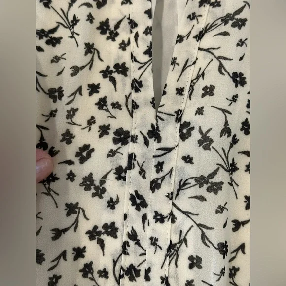 Two NWT H&M Flowy V Neck Dresses, Cinchable Waist, Size Medium! - Picture 10 of 11